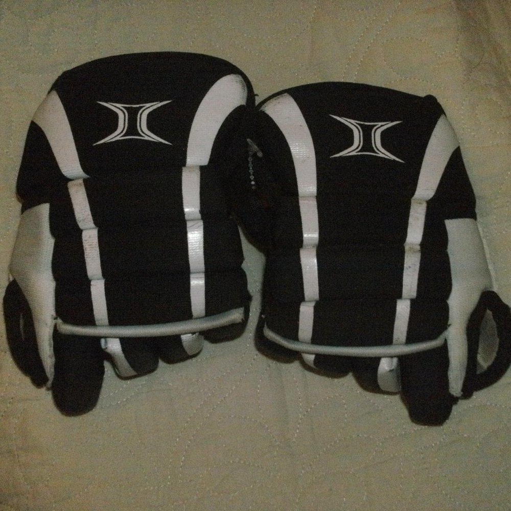 ITECH Black & White Hockey Sports Gear Padded Gloves youth child size L 7" W 5"